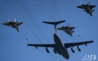 YY-20A refueling J-16s and J-20s 02.jpg