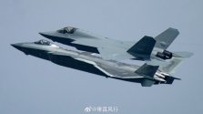 J-20 61132 + J-35A 61821 - 垂直风行.jpg