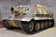 Sturmtiger_’19_red’_(s-n_205543)_–_Patriot_Museum,_Kubinka_(38240137396).jpg