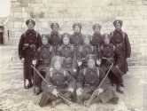 Guard,_1st_Chinese_Regiment,_Weihaiwei,_China,_ca.1902–1903.jpg