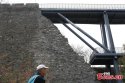 Nanjing,city-wall.(4).steel-pedestrian.bridge.jpg