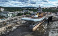 Admiral Kuznetsov in drydock, Murmansk 02.jpg