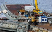 Admiral Kuznetsov in drydock, Murmansk 05.jpg