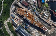 Admiral Kuznetsov in drydock, Murmansk 09.jpg